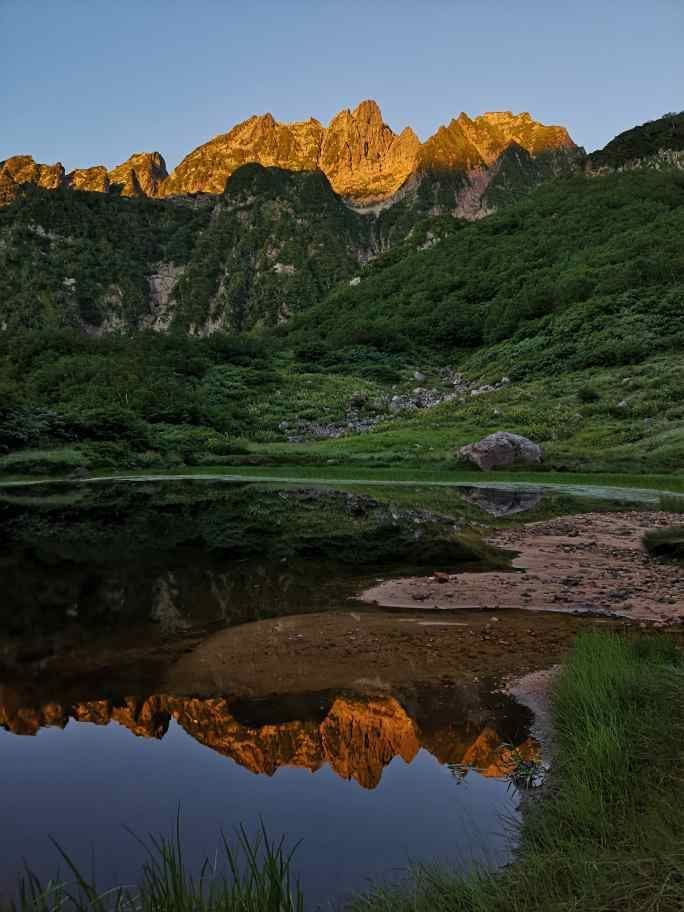 平の池から望む剱岳モルゲンロートの絶景20230825